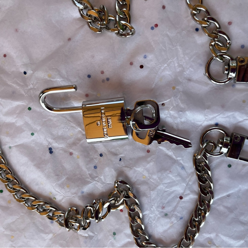 LV #315 LOCK AND KEY SILVER ON CHAIN